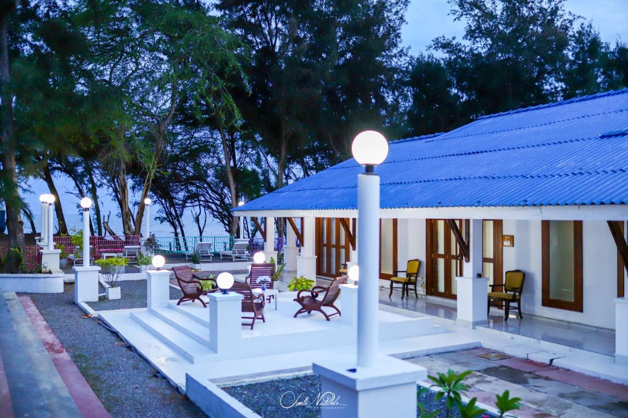 Ceylonta Beach Resort And Spa Hambantota Exterior photo